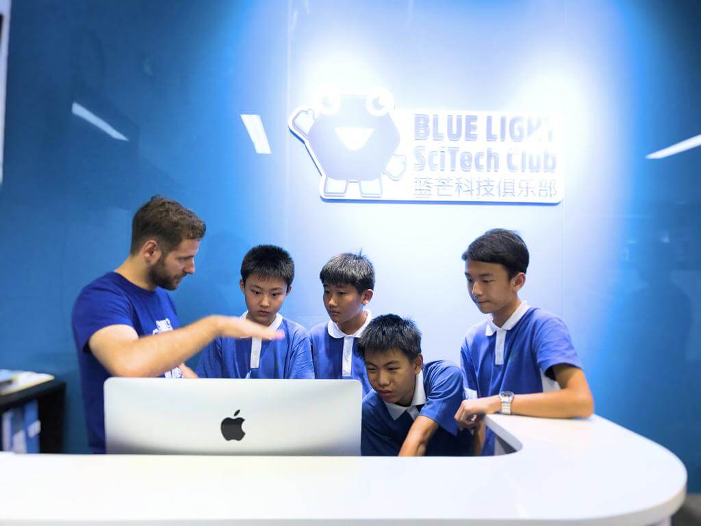 How Blue Light SciTech Club Adopted 青青伊人 Neuron Creative Lab Kit for STEAM homemade